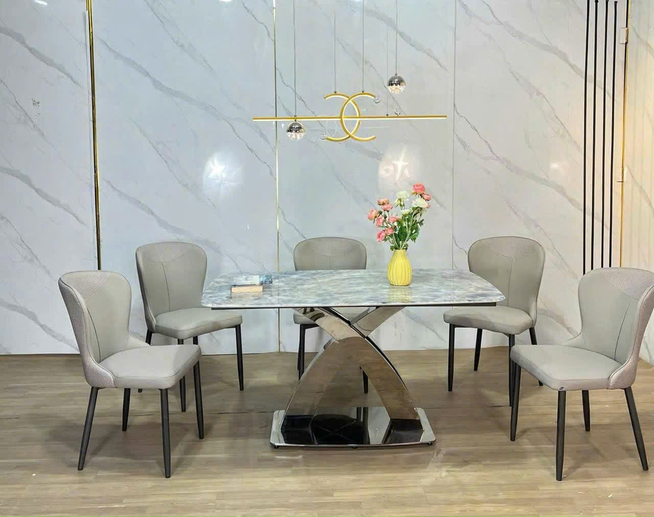 Bàn Ăn Phường Chợ Quán